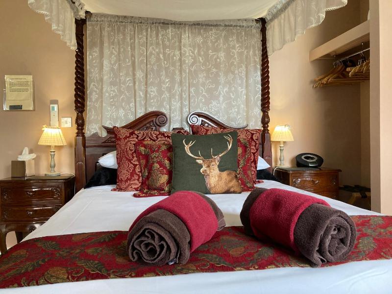 Deluxe Room with Four-Poster Bed image 3