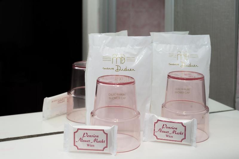 Classic Triple Room with City View image 2