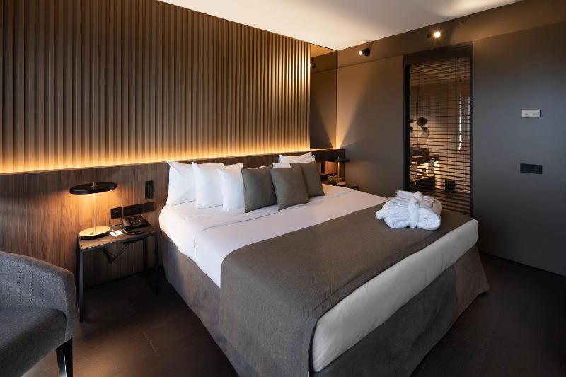 Deluxe Double or Twin Room image 1