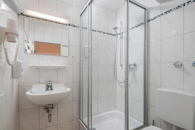 Single Room image 3