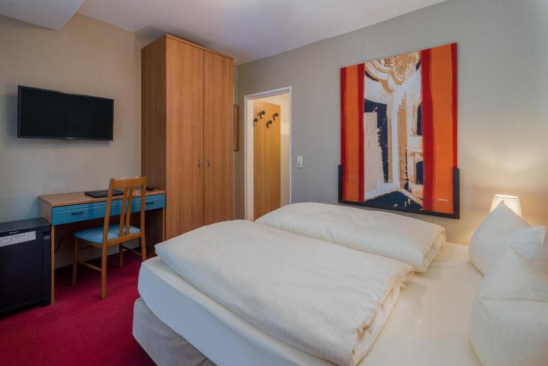 Small Double Room image 3