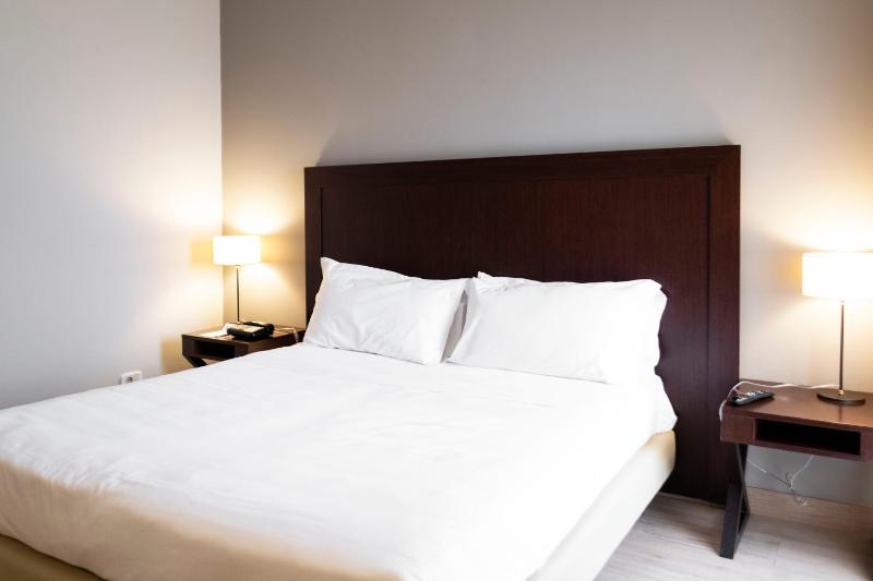 Family Room with One Queen Bed and Sofa Bed - Sea View image 4