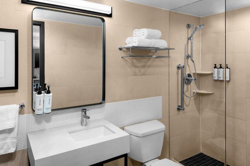 Standard King Room image 2