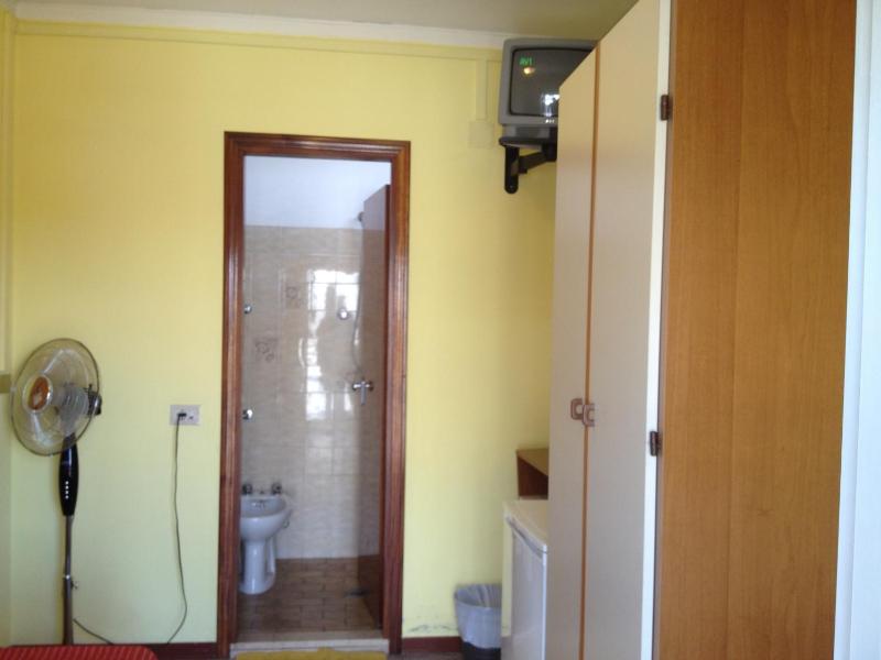 Single Room with Bathroom image 2