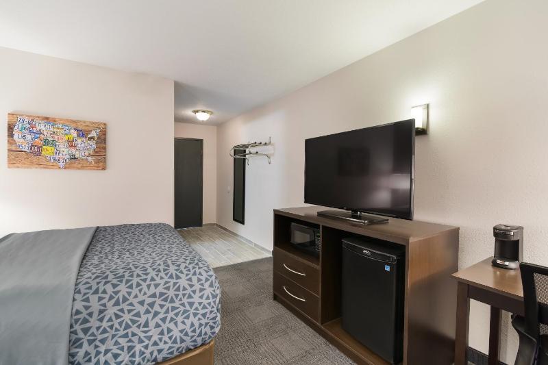 Queen Room - Accessible/Non Smoking image 3