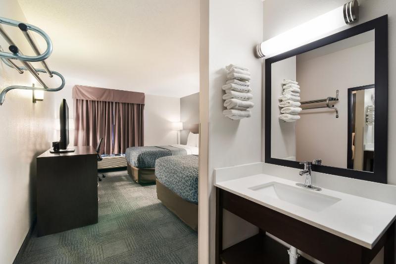 Standard Double Room with Two Double Beds - Non Smoking image 4
