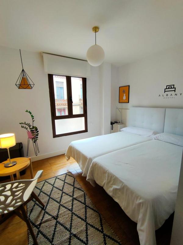 Twin Room with Private Bathroom image 1