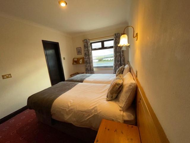 Twin Room image 4