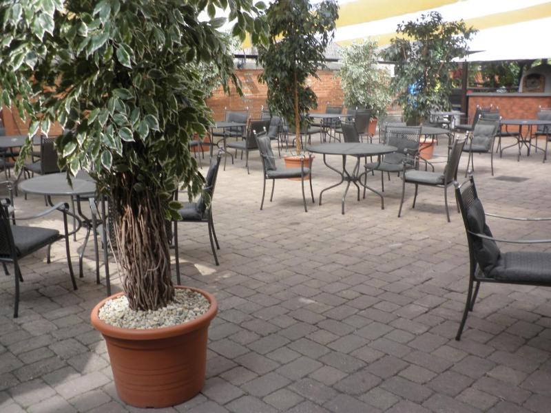 Hotel Rokoko Košice - free parking - image 8