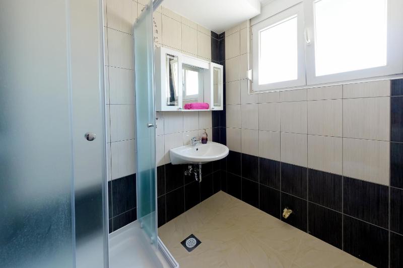 Cozy Two-Bedroom Apartment - image 18