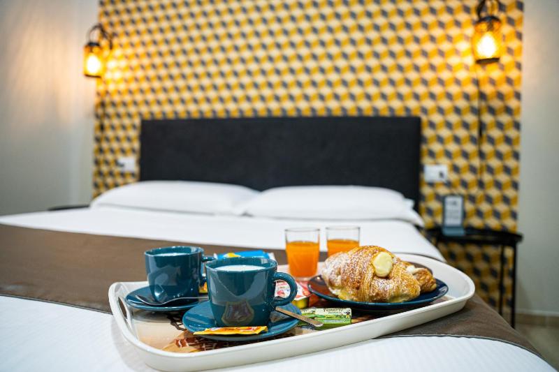 Deluxe Double Room with Balcony image 4
