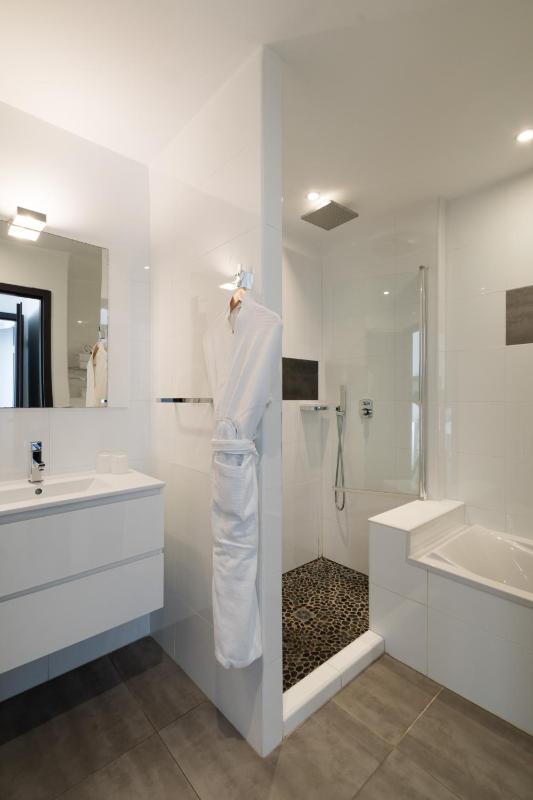 Two Bedroom Apartment with Panoramic Sea View - First Floor image 4