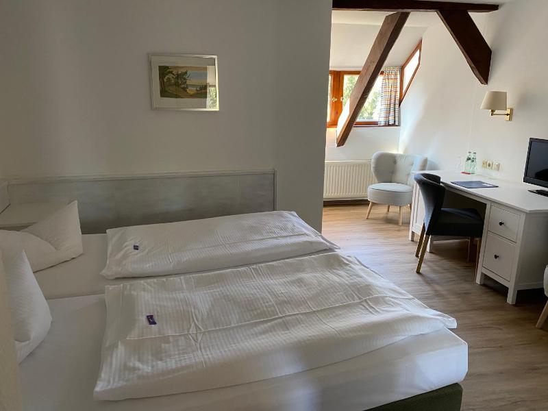 Double Room image 3