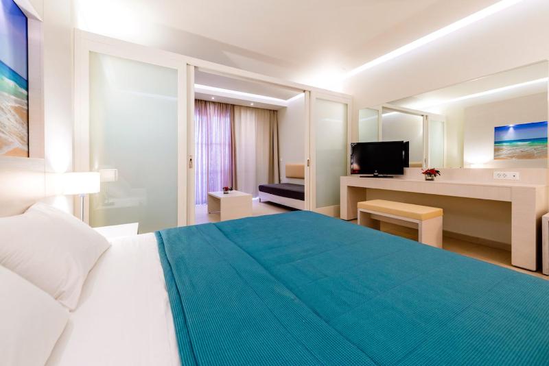 Suite with Sea View image 2