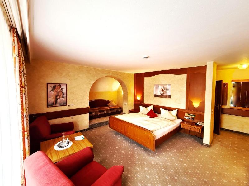 Deluxe Double Room with Park View image 3