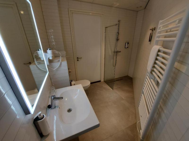 Superior Twin Room image 3