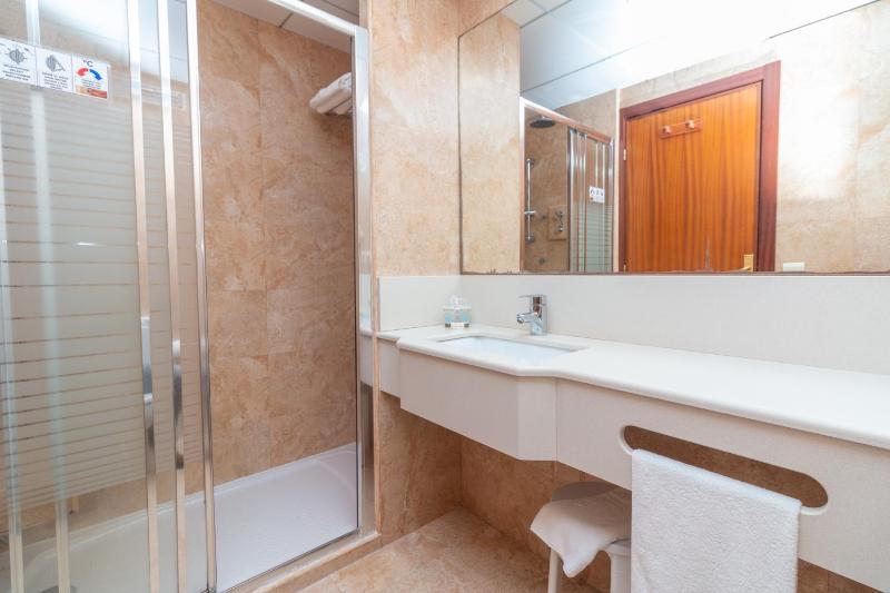 One-Bedroom Apartment with Terrace image 3