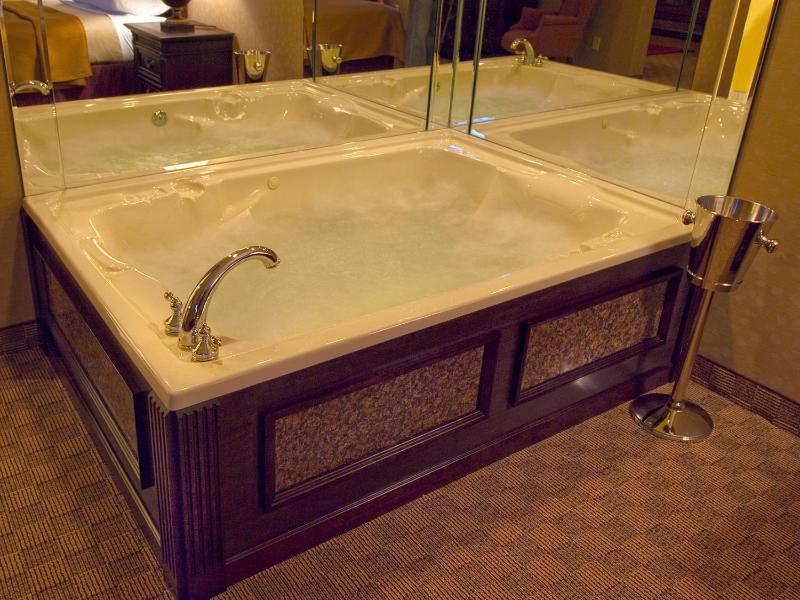 King Room with Spa Bath image 2