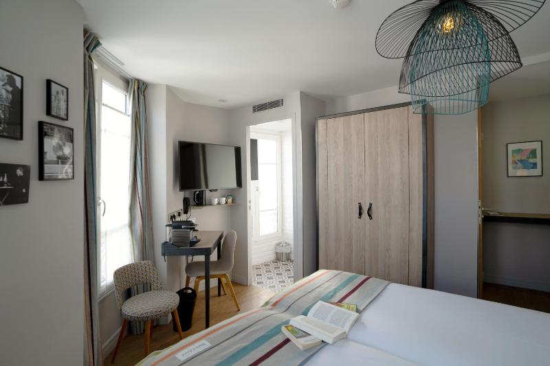 Classic Twin Room image 4