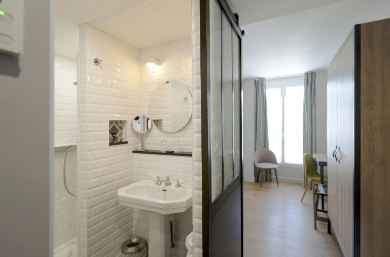 Superior King Room image 3