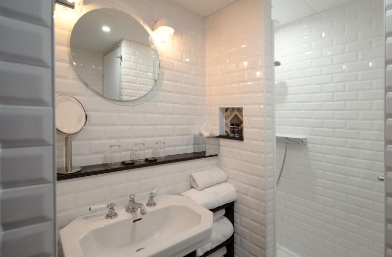 Deluxe Triple Room image 2