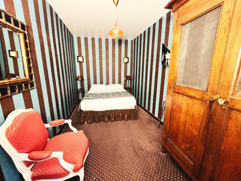 Large Family Room (8 People) image 4