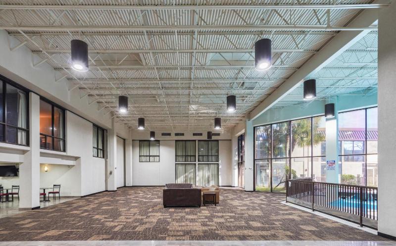 Red Roof PLUS & Suites Houston - IAH Airport SW - image 28