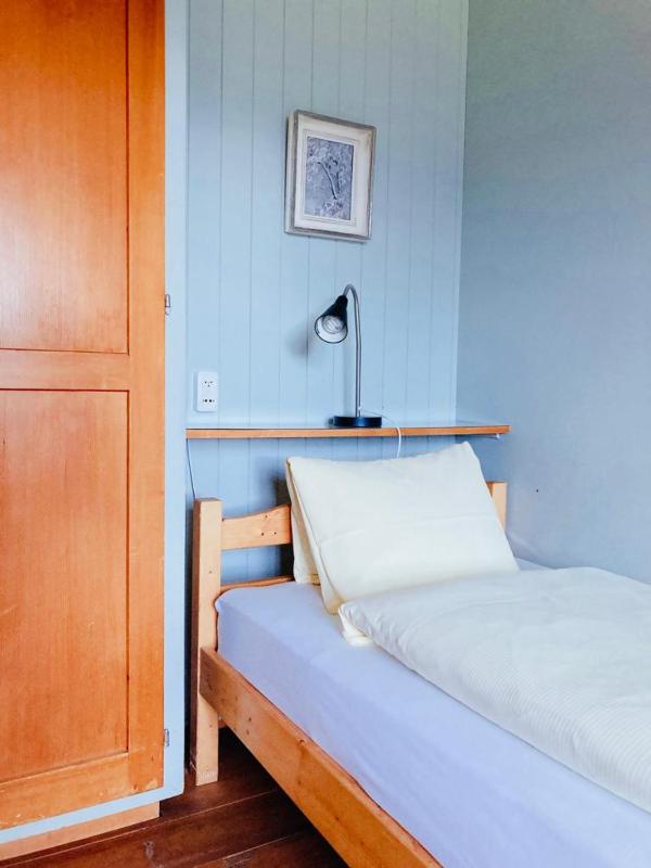 Single Room with Shared Bathroom image 4