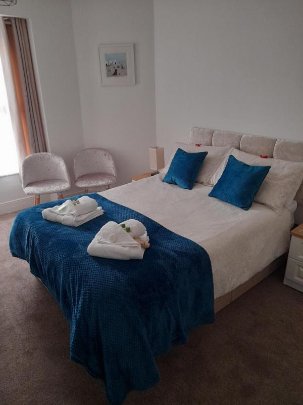 Double Room with Ensuite (No Sea View) image 1