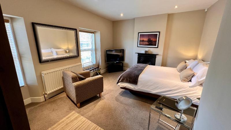 Deluxe Double Room with Balcony image 1