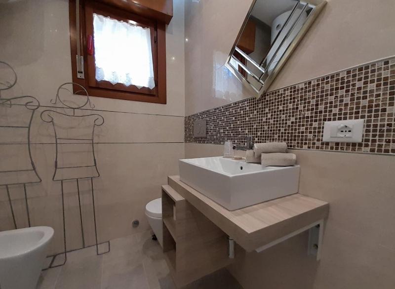 Deluxe Apartment with Private Garden - Ground Floor image 3