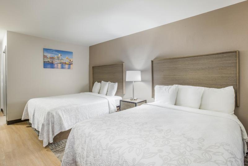 Deluxe Room with 2 Queen Beds Smoke Free image 1