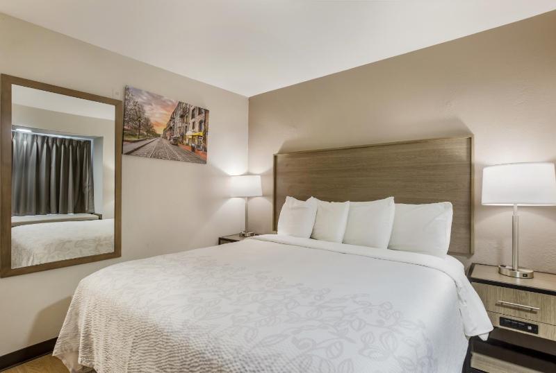 Deluxe King Room Smoke Free image 4