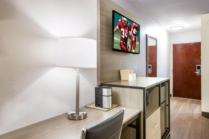 Premium Room with 2 Queen Beds Smoke Free (Upgraded Bedding and Snack Box)  image 4