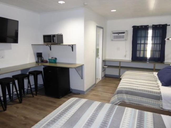 Double Room with Extra Bed image 1