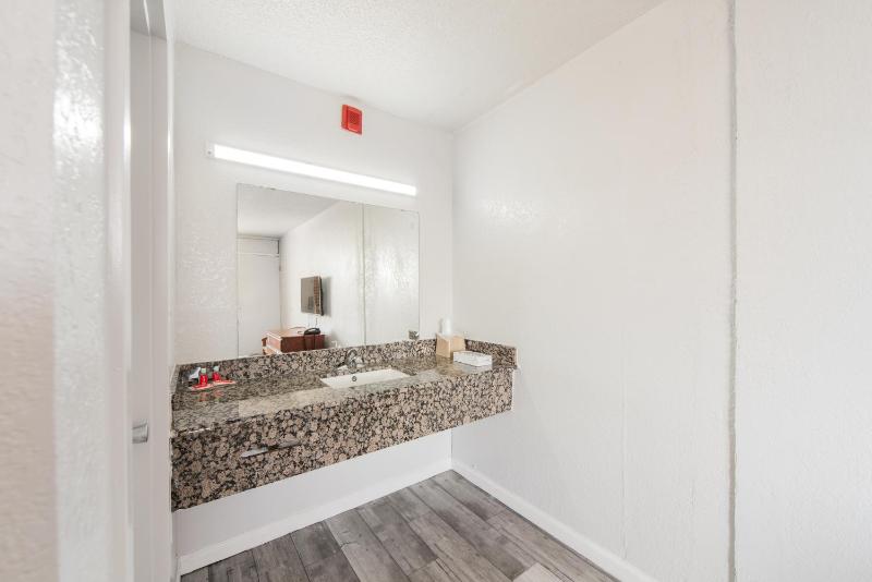 Queen Room - Non-Smoking image 3