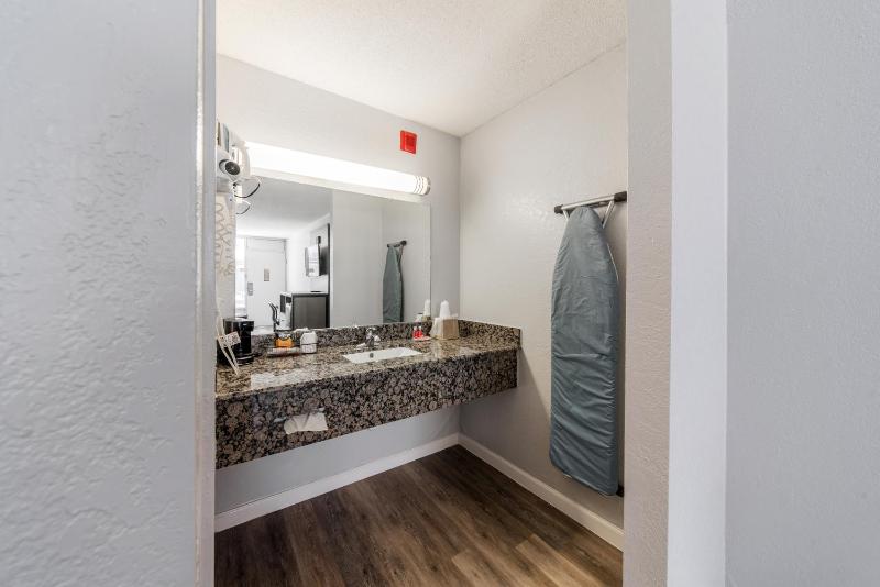 King Room - Non-Smoking image 2