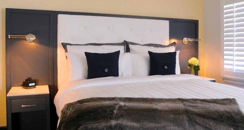 Deluxe King Room image 2