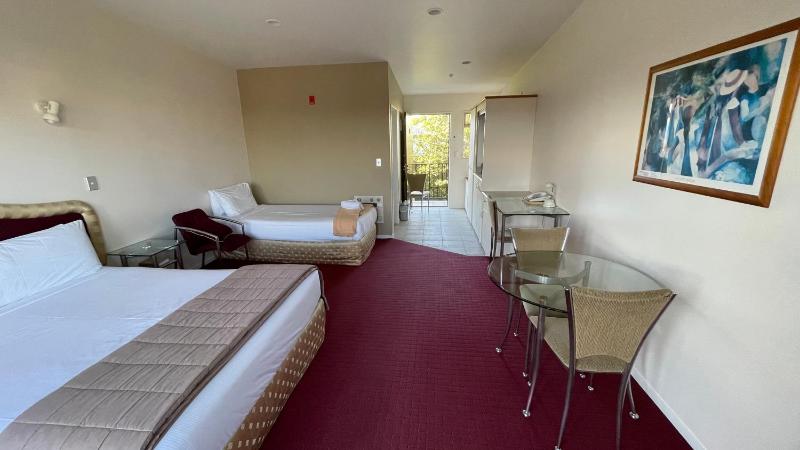 Chantillys Motor Lodge - image 45