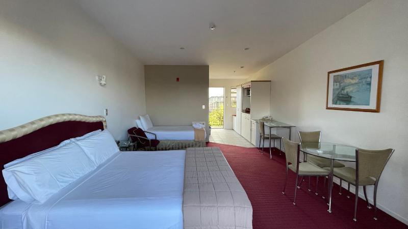 Chantillys Motor Lodge - image 42