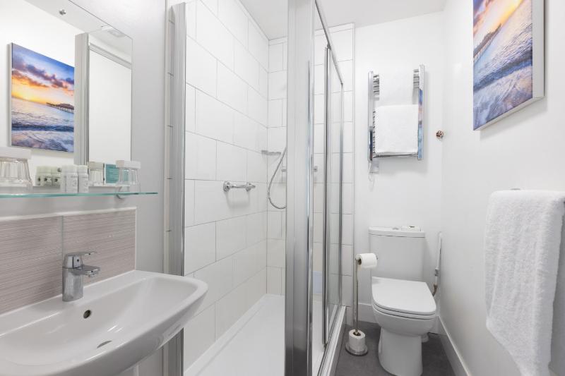 Standard Twin Room image 1