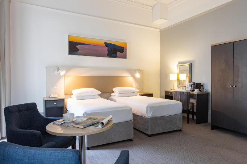 Front Facing Superior Twin Room  image 4
