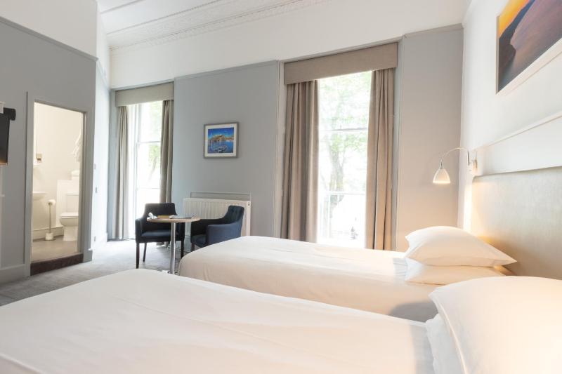 Front Facing Superior Twin Room  image 3
