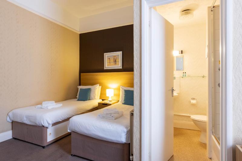 Twin Room image 3