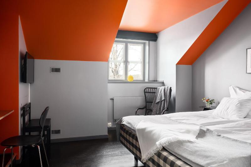 Small Double Room image 4