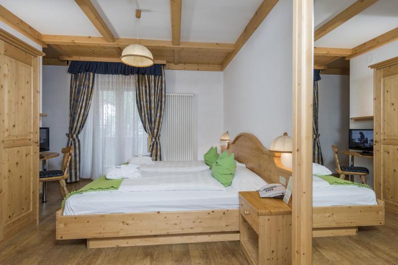 Classic Double or Twin Room image 4