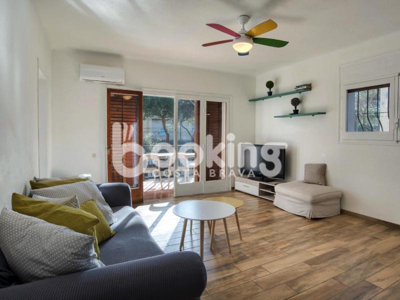 Mar bella Apartament a dos minuts de la platja amb wifi i parking per 6 persones - image 12