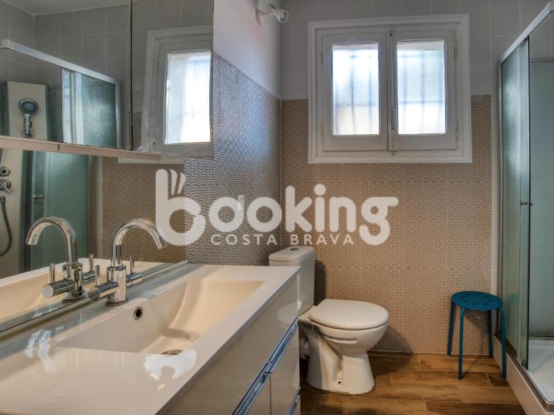 Mar bella Apartament a dos minuts de la platja amb wifi i parking per 6 persones - image 28