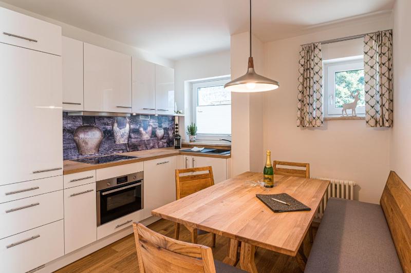 Deluxe Two-Bedroom Apartment with Two Bathrooms and South Balcony  image 4