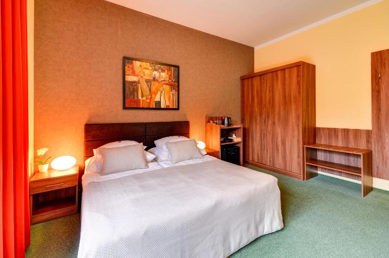 Double or Twin Room image 3